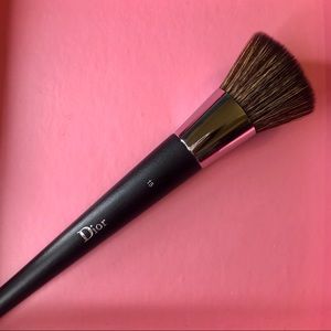 Dior - No. 15 Backstage Prof. Brush